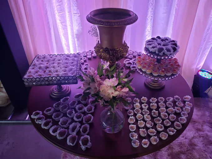Mesa de doces preparada para evento na Chácara Latitud